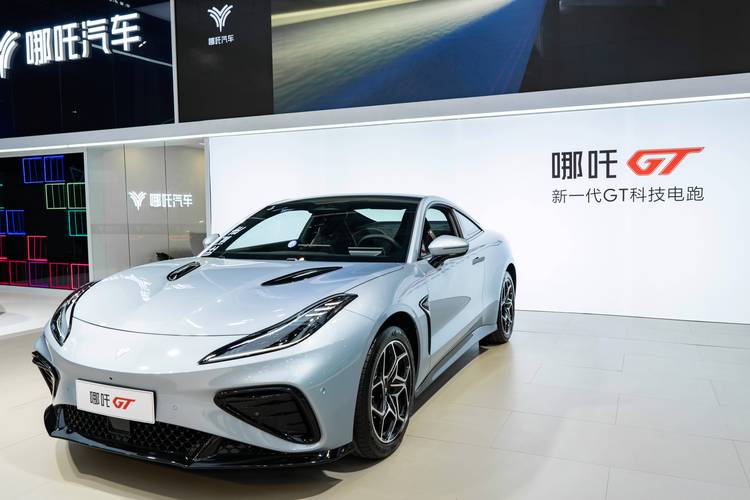 东莞107哪吒汽车在智能汽车领域的表现，领途汽车在新能源汽车市场中的影响力